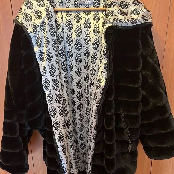 Brand new ladies faux fur coat with a hoodie. Warm and soft. Color black. - Picture 5 of 6